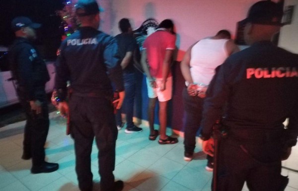 Le robaron a personas que estaban en una parada y los capturaron