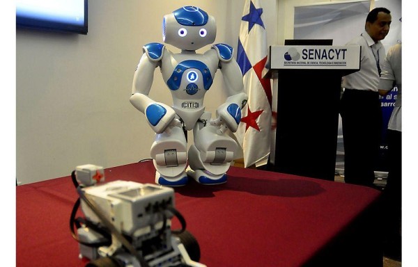 Este robot reposa en la UP; habla, saluda y baila.