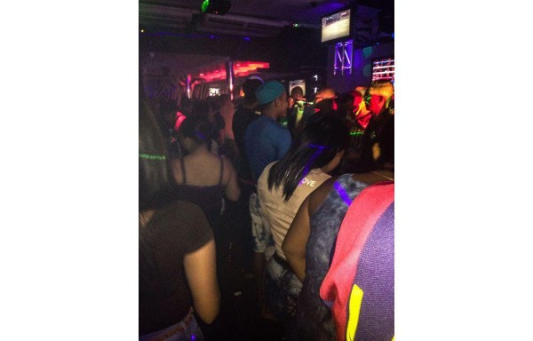 Los viernes son de los jóvenes en la disco.