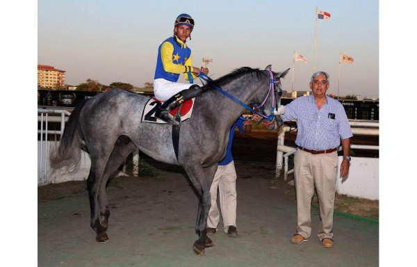 ‘Texan Thunder', con Jimmy Carrión, fue recibido por su preparador ‘Rafy' Fernández.