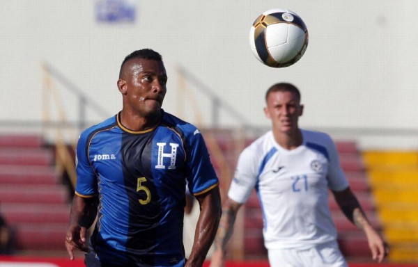 Jaime Moreno Honduras intenta dominar el balón durante el partido.