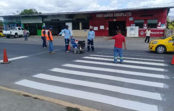 Está ubicada frente al centro de salud.