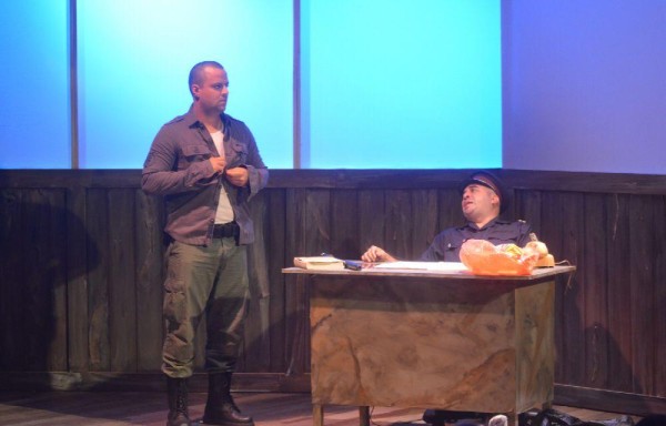 El actor Andrés Morales, en una de las escenas en que interpreta al custodio Santamaría en esta obra teatral.