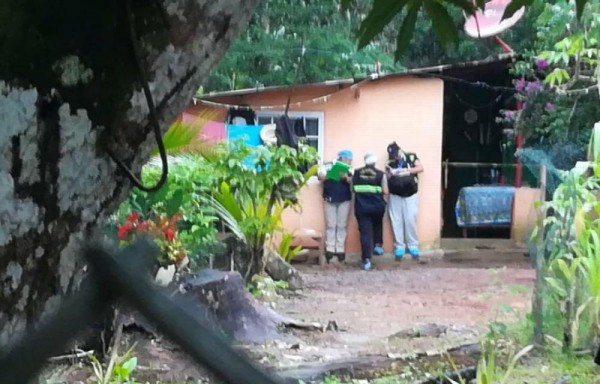 La señora Vivian estaba tendida boca abajo en una cama de otro cuarto