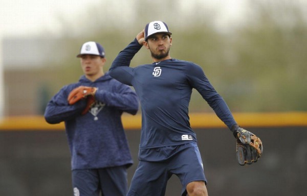 JAVIER GUERRA Para el chiricano Javier Guerra fue un año de mucho reto. Como lanzador Los Padres de San Diego le dieron la oportunidad de probarse en la Gran Carpa, culminando ayer con efectividad de 5.19 en 8.2 episodios, con seis ponches en ocho juegos.
