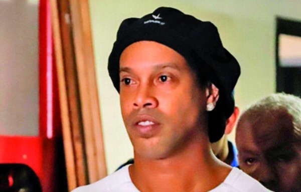 Ronaldinho en líos por no pagar la pensión de su ex