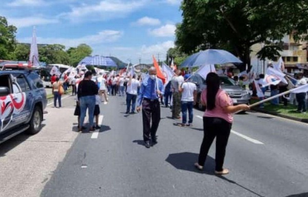 Este cierre generó un tranque vehicular afectando a cientos de conductores.