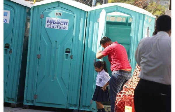 Alumnos tienen que utilizar baños portátiles.