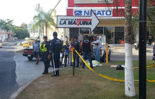 Un víctima fatal y una mujer herida, fue el resultado de un accidente de tránsito la tarde de este domingo cerca del Centro Comercial, La Doña en Tocumen.
