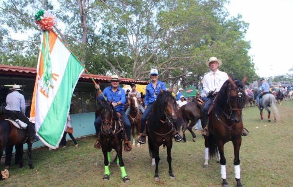 En la comparsa hubo más de mil jinetes, todos con sus caballos.