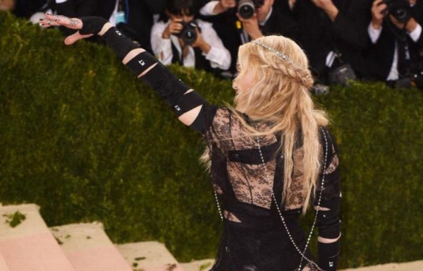 Madonna lució un modelo estilo reina vikinga dark sado.