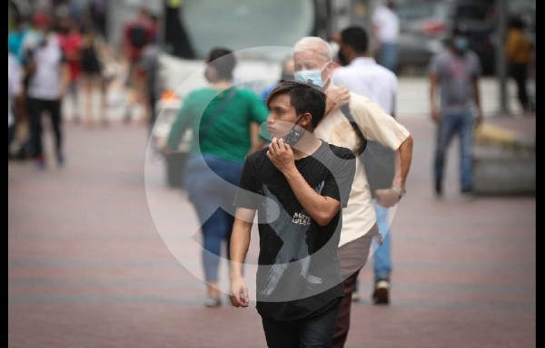¡Parece diciembre! Mucha gente en la calle y haciendo mal uso de las mascarillas