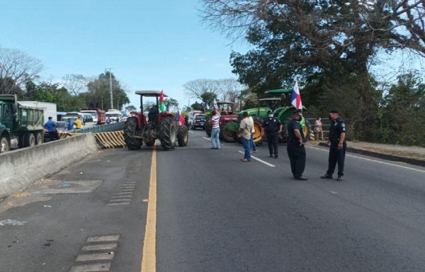 Con tractores salieron a protestar.