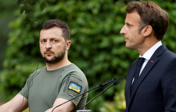 Macron anuncia el envío de más cañones pesados autopropulsados a Ucrania