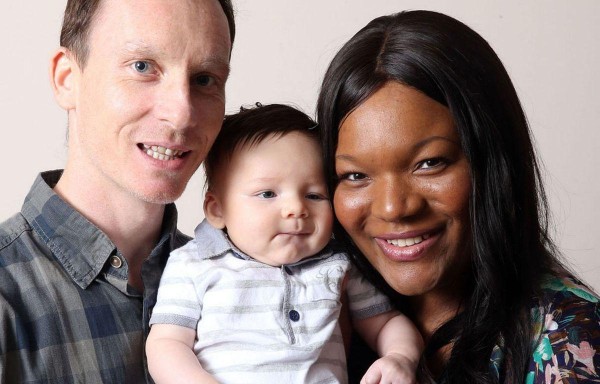 Nace bebé blanco de madre negra