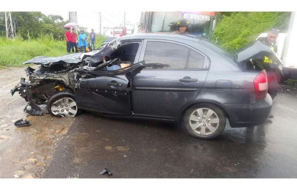 El cuerpo del conductor quedó atrapado y el auto fue pérdida total.