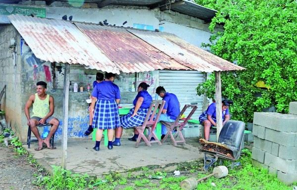 Alumnos no quieren perder el año escolar y culminan sus estudios en casas comunales e iglesias.