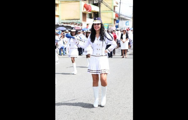 La elegancia de la mujer panameña brilló en el desfile.