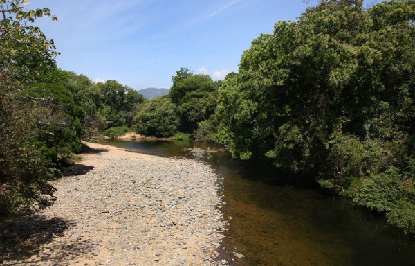 Residentes no quieren que se construya porque aseguran que afectará el río.