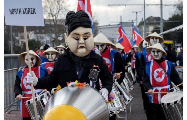 Se visten de Trump y Kim Jong en el Carnaval
