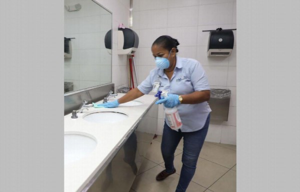 En el aeropuerto de Tocumen el personal usa mascarilla, guantes y batas.