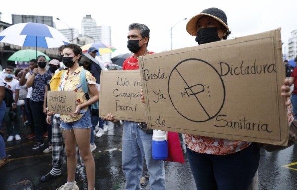 Esta semana hubo protestas en la plaza 5 de Mayo.