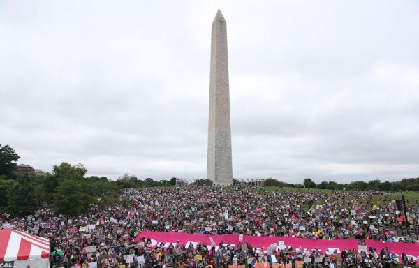 Manifestantes a favor del aborto se reúnen en el obelisco de Washington, este 14 de mayo de 2022.