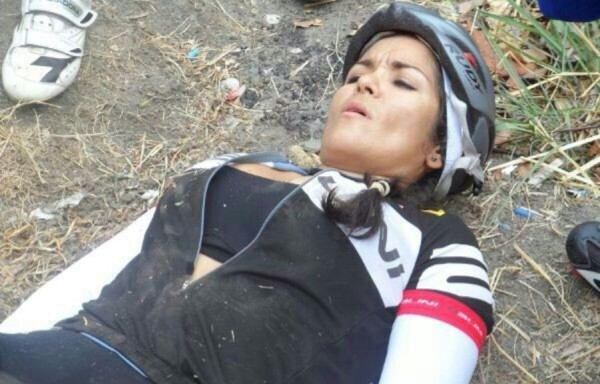 Karen Lezcano tirada en el suelo, tras el accidente de aquella mañana en Bejuco, Chame.