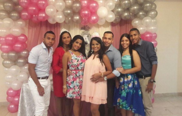 Familiares, compañeros y amigos acompañaron a los esposos en el ‘baby shower'.