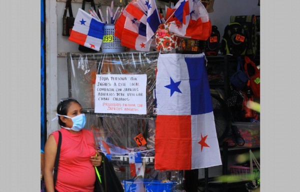 Comercios exponen toda clase de mercancías.