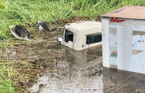 Mulero se salvó de milagro al caer su vehículo en río Coclé