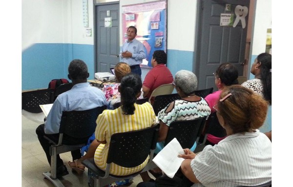 Capacitan a comunidad para prevenir dengue.