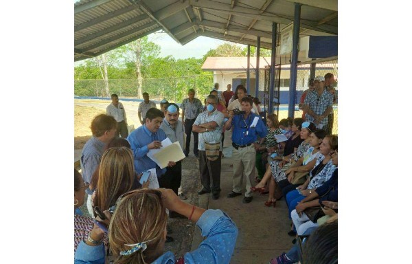 Los docentes recorrieron el plantel con mascarillas, temen por sus salud.