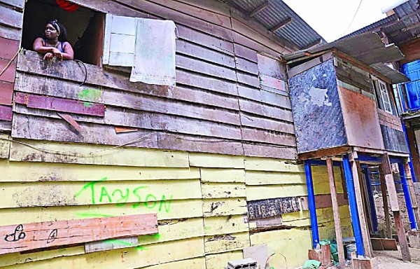 Esta barraca es de dos pisos de madera.