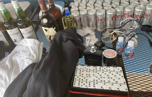 Habían más de 80 latas de cerveza y botellas de licor.