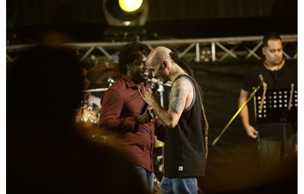 Kafu acompañó a la banda en tarima.