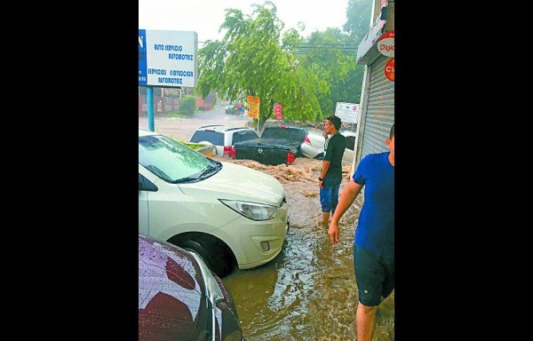 Corriente arrastró varios autos en la barrida de Cerro Viento.