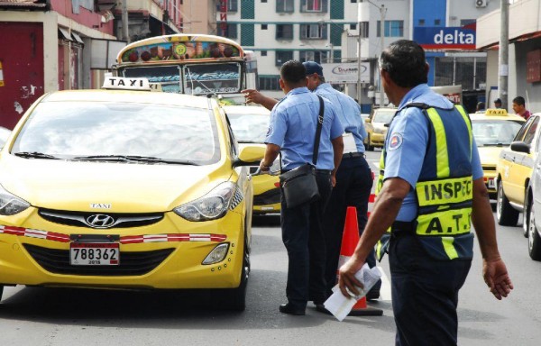 ATTT dice inspectores están para brindar seguridad en la vía.