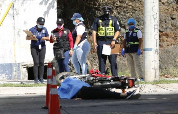 Se estrelló con un poste de luz en Pueblo Nuevo y murió