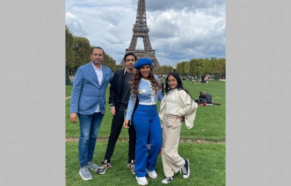 Los Sandoval conocen la Torre Eiffel de París