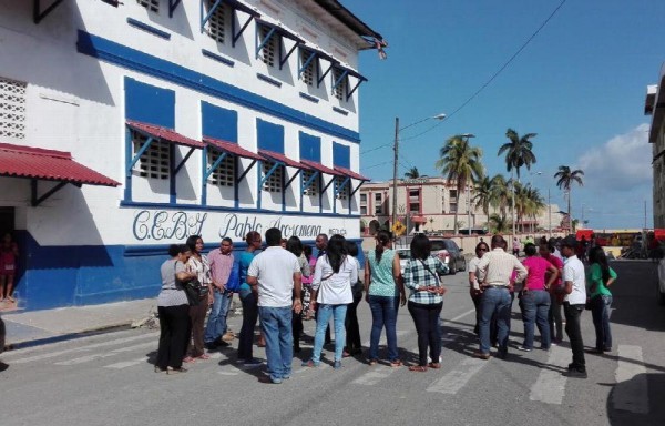 El plantel tiene unos mil estudiantes que esperan iniciar sus clases con normalidad