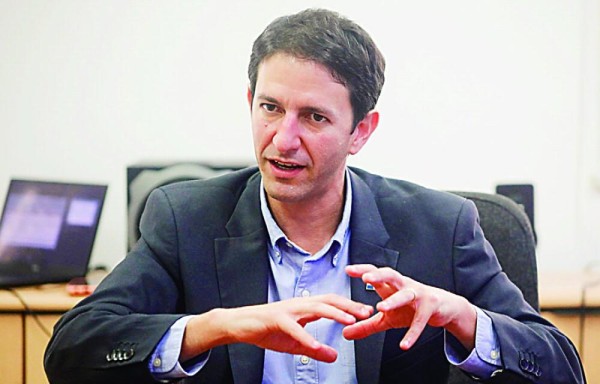 El ministro de Turismo Iván Eskilsen se siente optimista por el futuro de la industria sin chimenea en Panamá.