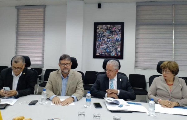 Luis Torres, James Bernard, Juan Bosco Bernal y Doris Hernández.