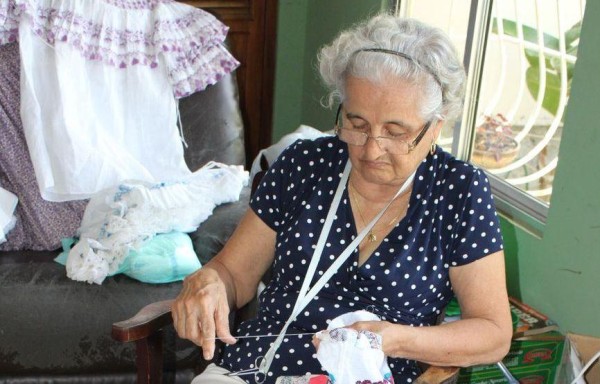 La señora Jacinta mientras confecciona una de las polleras que utilizarán en el desfile.