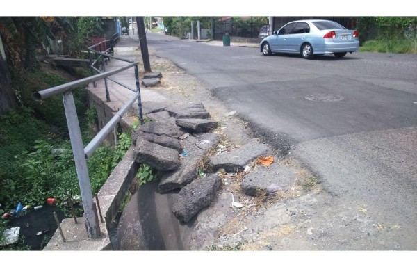 Restos de caliche obstruyen paso por la acera del área.