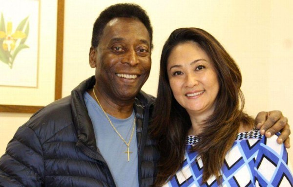 Pelé junto a su prometida, Márcia Cibele Aoki.