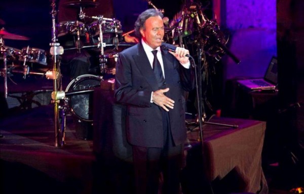 Suspenden juicio contra Julio Iglesias
