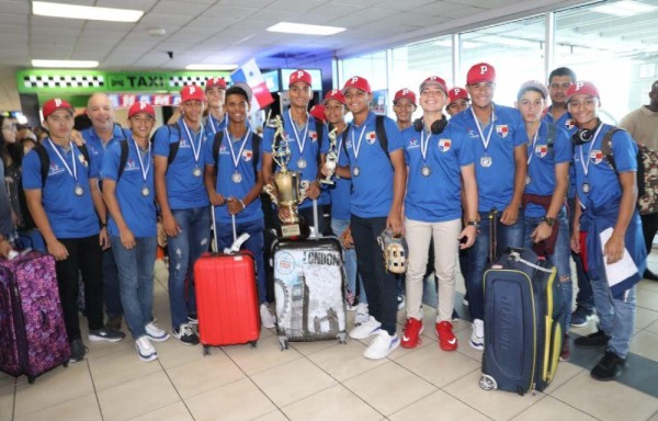 Los peloteros chitreanos felices de volver a su casa con el título.