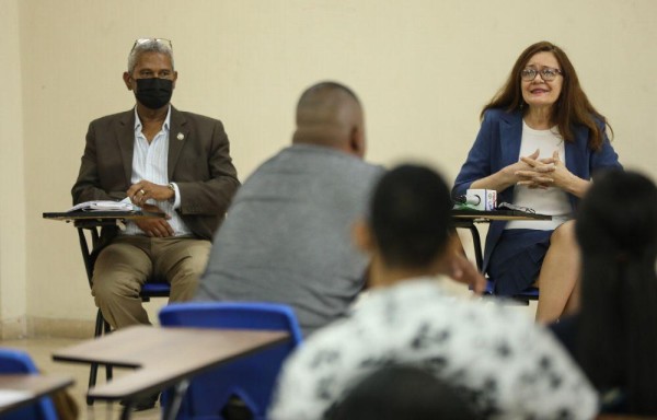 Jerome y Turner en el debate organizado por estudiantes de Derecho.