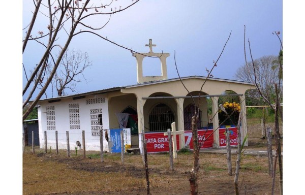 Se han interpuesto las denuncias en la corregiduría, pero nadie lo saca de la capilla.